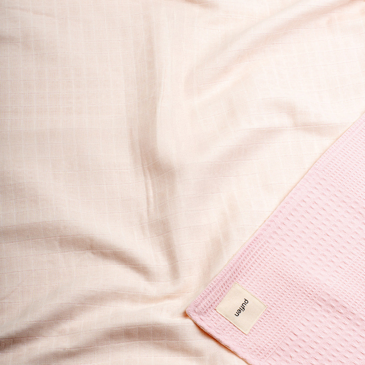 Pembe waffle örtü, sade desenli detay