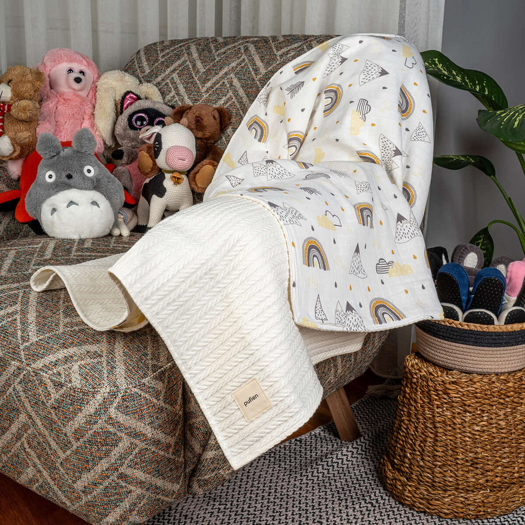 Bebek yatağında kullanılan ekru gökkuşağı desenli örgü örtü , 90x90 cm