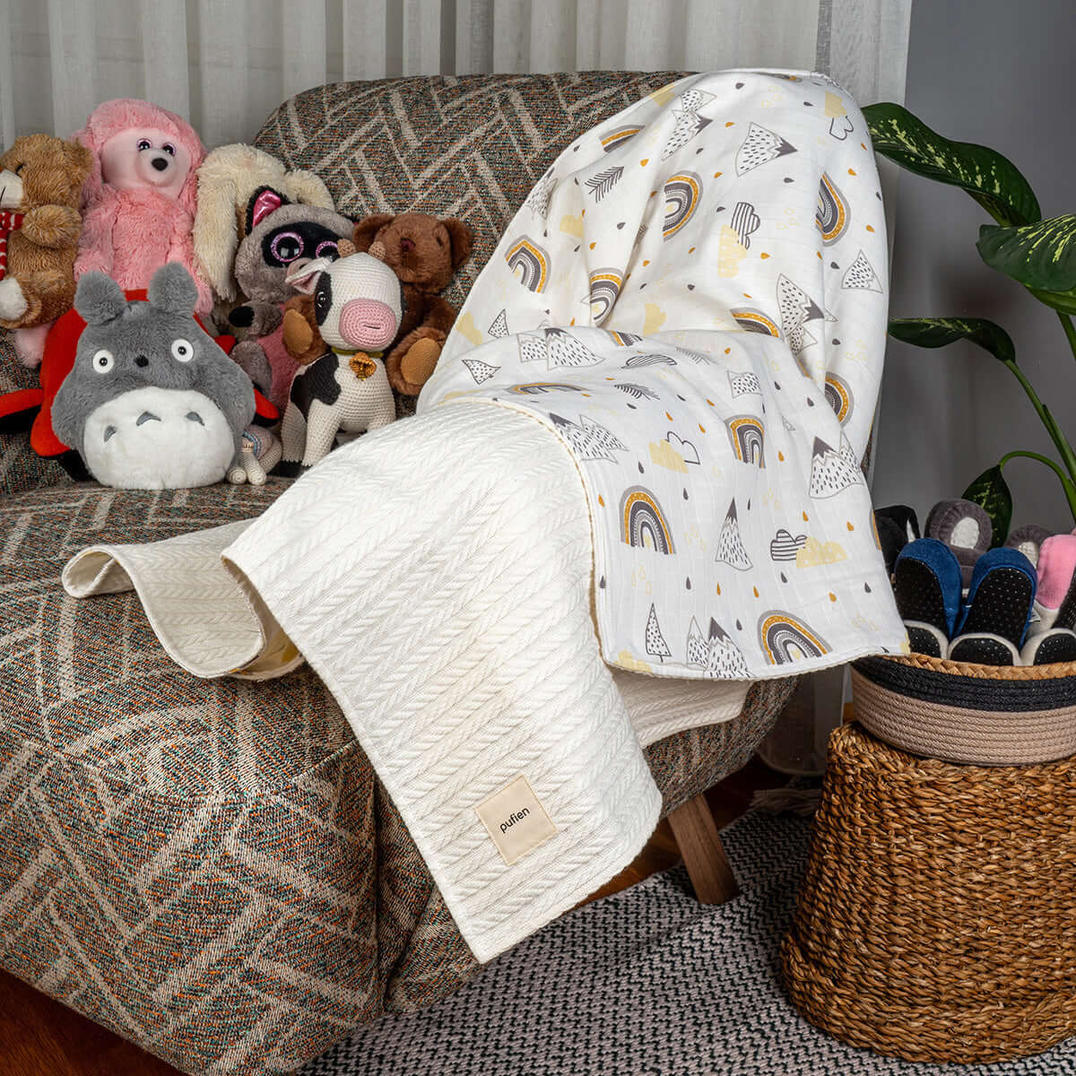 Bebek yatağında kullanılan ekru gökkuşağı desenli örgü örtü , 90x90 cm