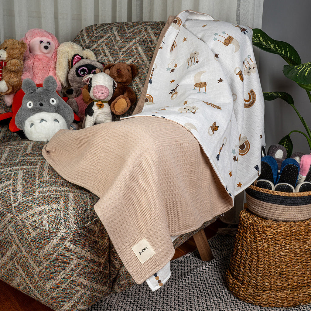 Beşik üzerine serilebilen bej müslin waffle örtü, geyik ve gökkuşağı desenli