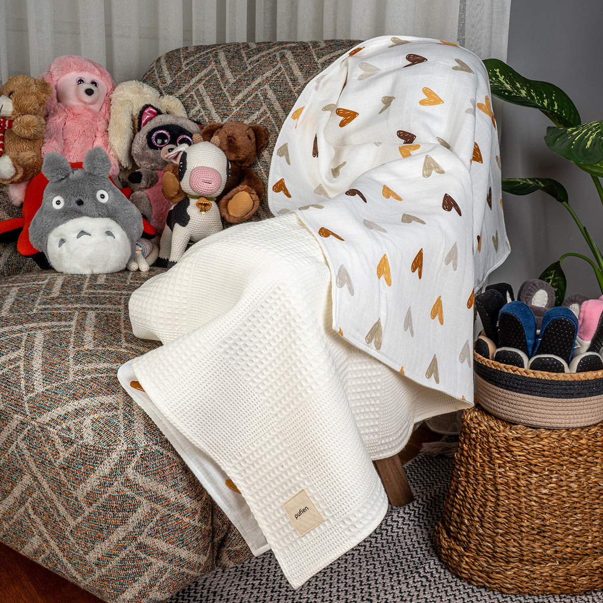 Beşik üzerine serilebilen beyaz müslin waffle örtü, kalp desenli