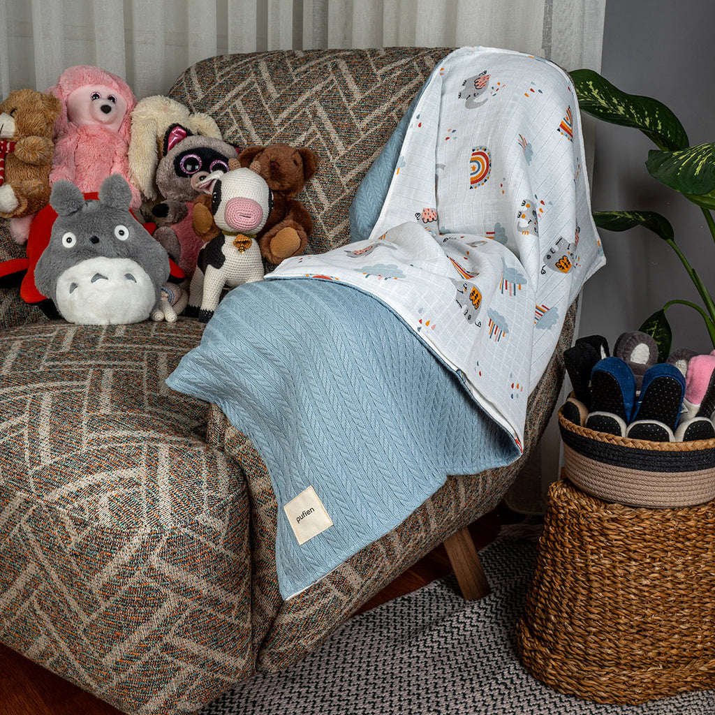 Bebek yatağında kullanılan mavi bulut fil desenli örgü örtü , 90x115 cm