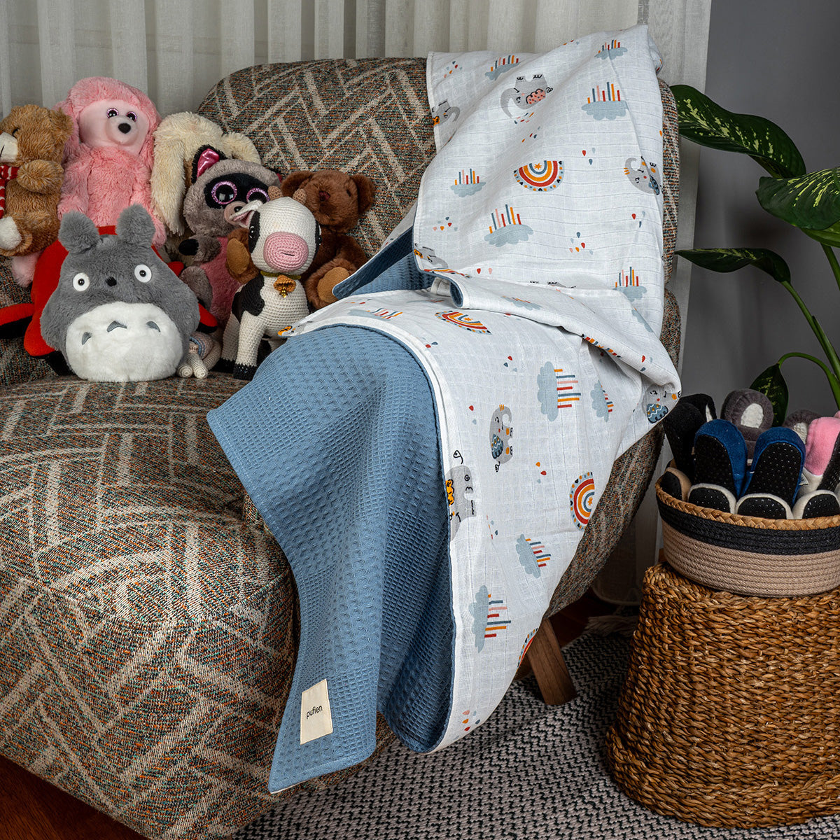 Beşik üzerine serilebilen indigo müslin waffle örtü, bulut desenli