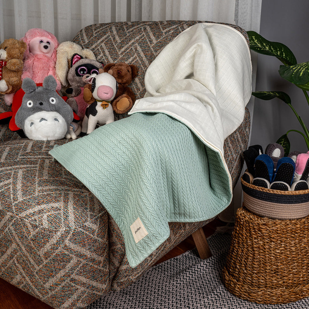 Bebek yatağında kullanılan düz desenli yeşil  örgü örtü , 90x90 cm