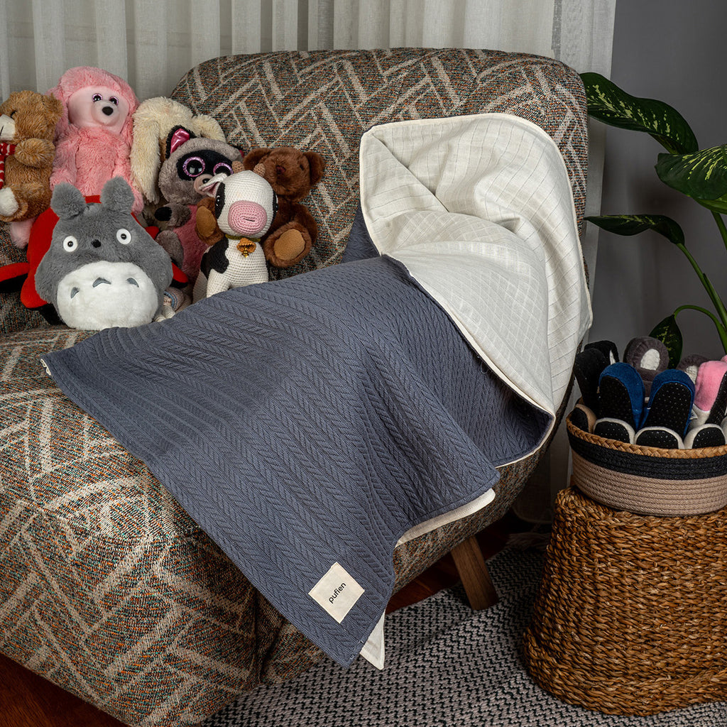 Bebek yatağında kullanılan ekru düz desenli örgü örtü , 90x90 cm