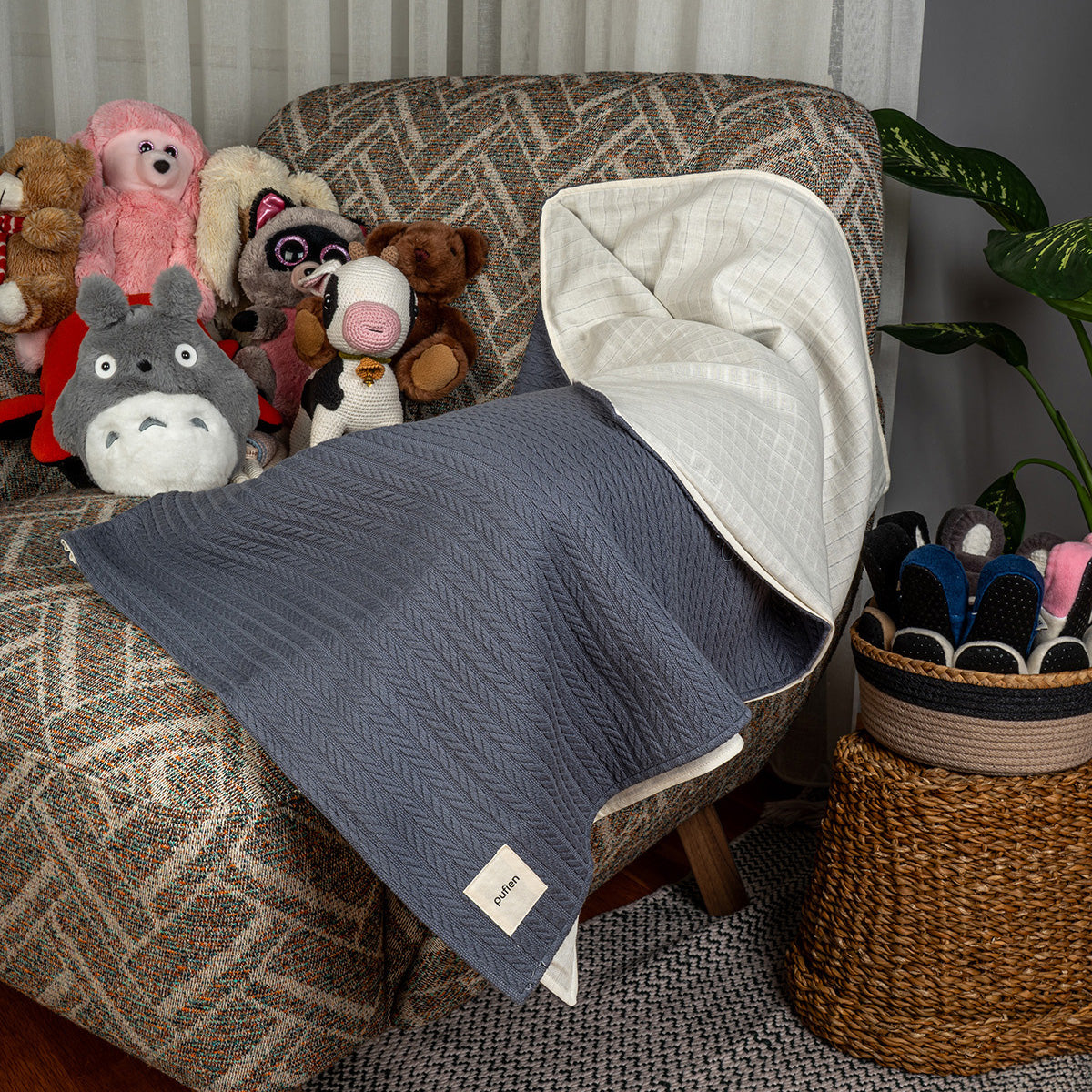 Bebek yatağında kullanılan ekru düz desenli örgü örtü , 90x90 cm