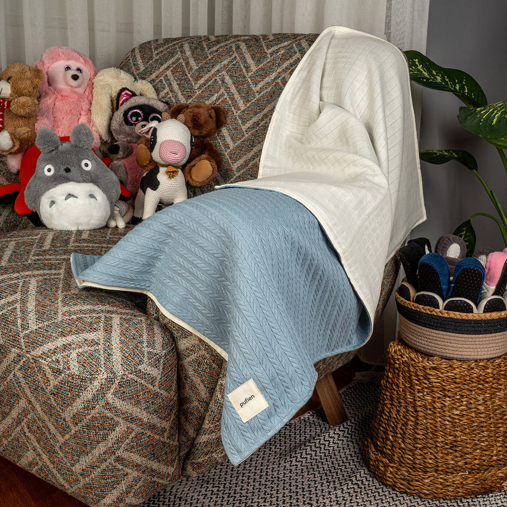 Bebek yatağında kullanılan düz desenli mavi örgü örtü , 90x90 cm