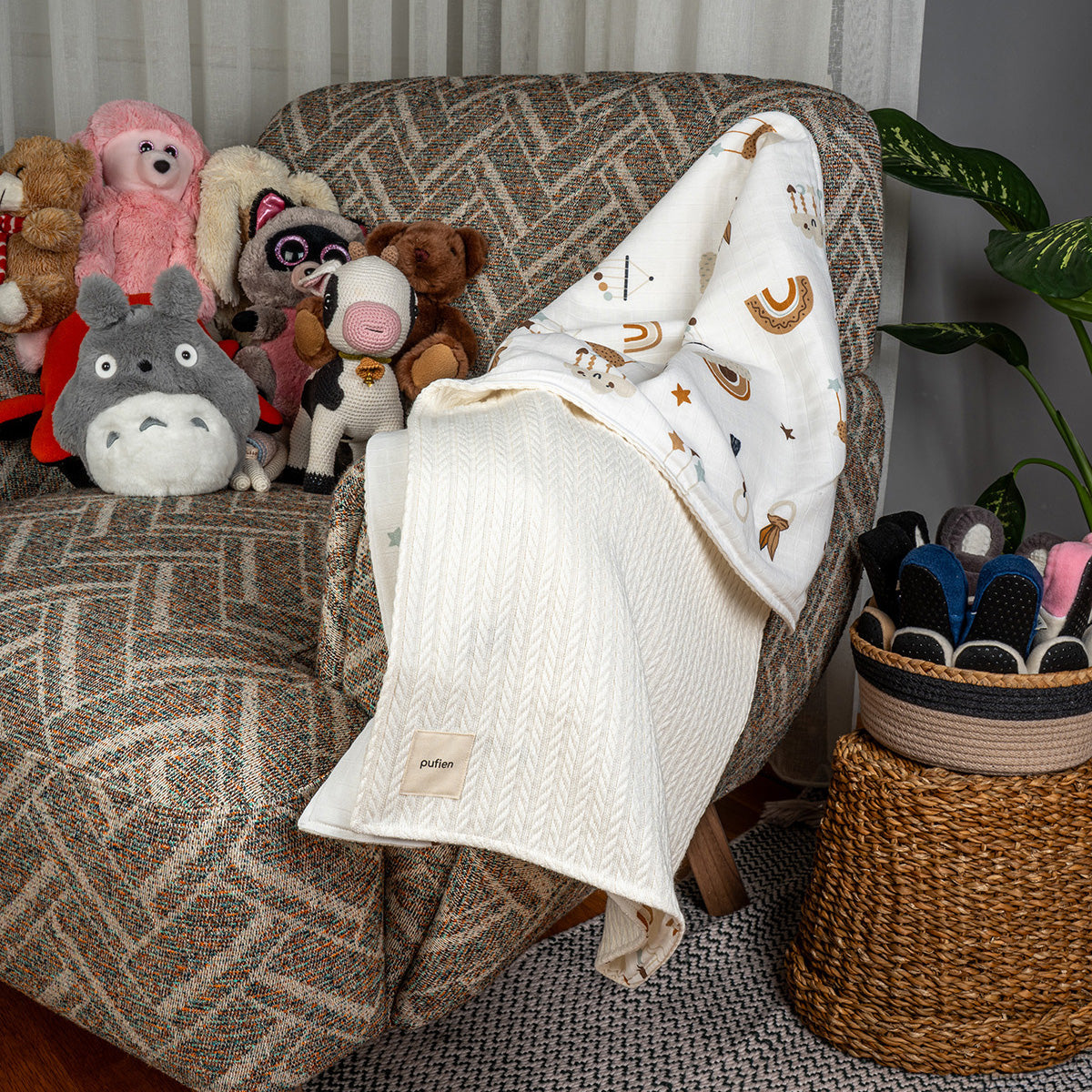 Bebek yatağında kullanılan ekru ay desenli örgü örtü , 90x90 cm