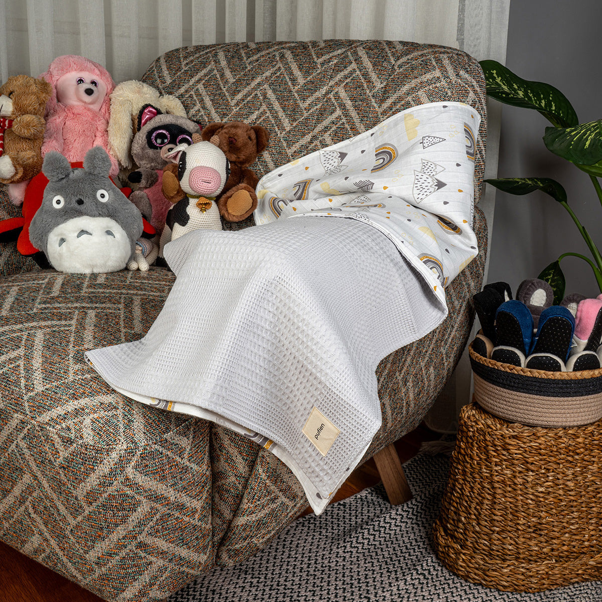 Beşik üzerine serilebilen gri waffle örtü, dağ ve gökkuşağı desenli