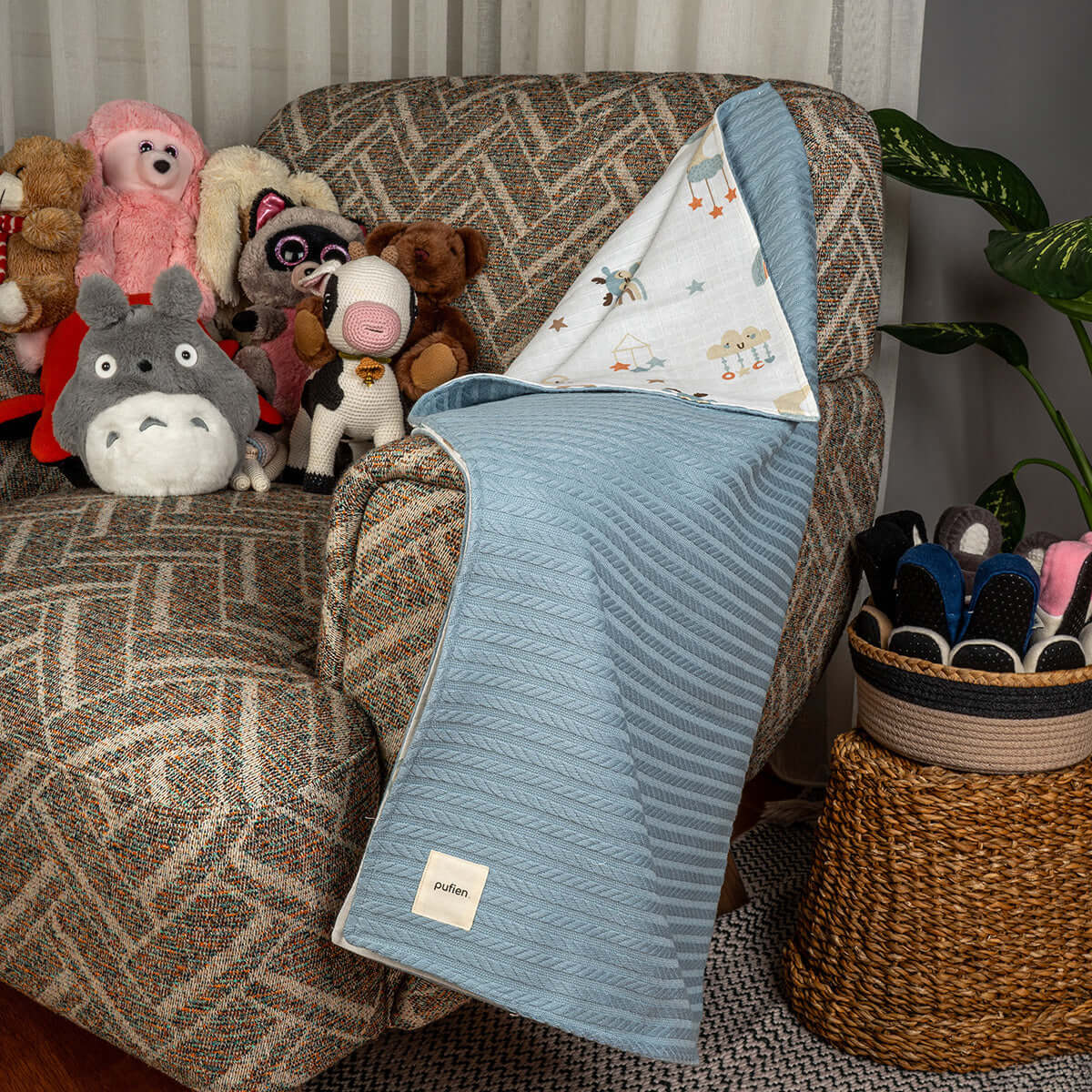 Bebek yatağında kullanılan mavi geyik desenli örgü örtü , 90x90 cm