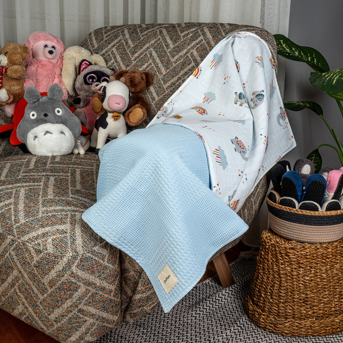 Beşik üzerine serilebilen mavi waffle örtü, gökkuşağı desenli