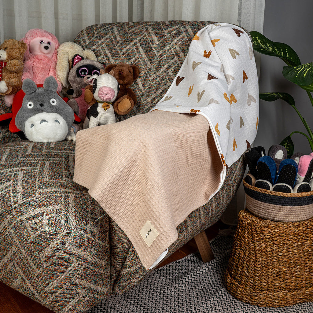 Beşik üzerine serilebilen bej  waffle örtü, kalp desenli