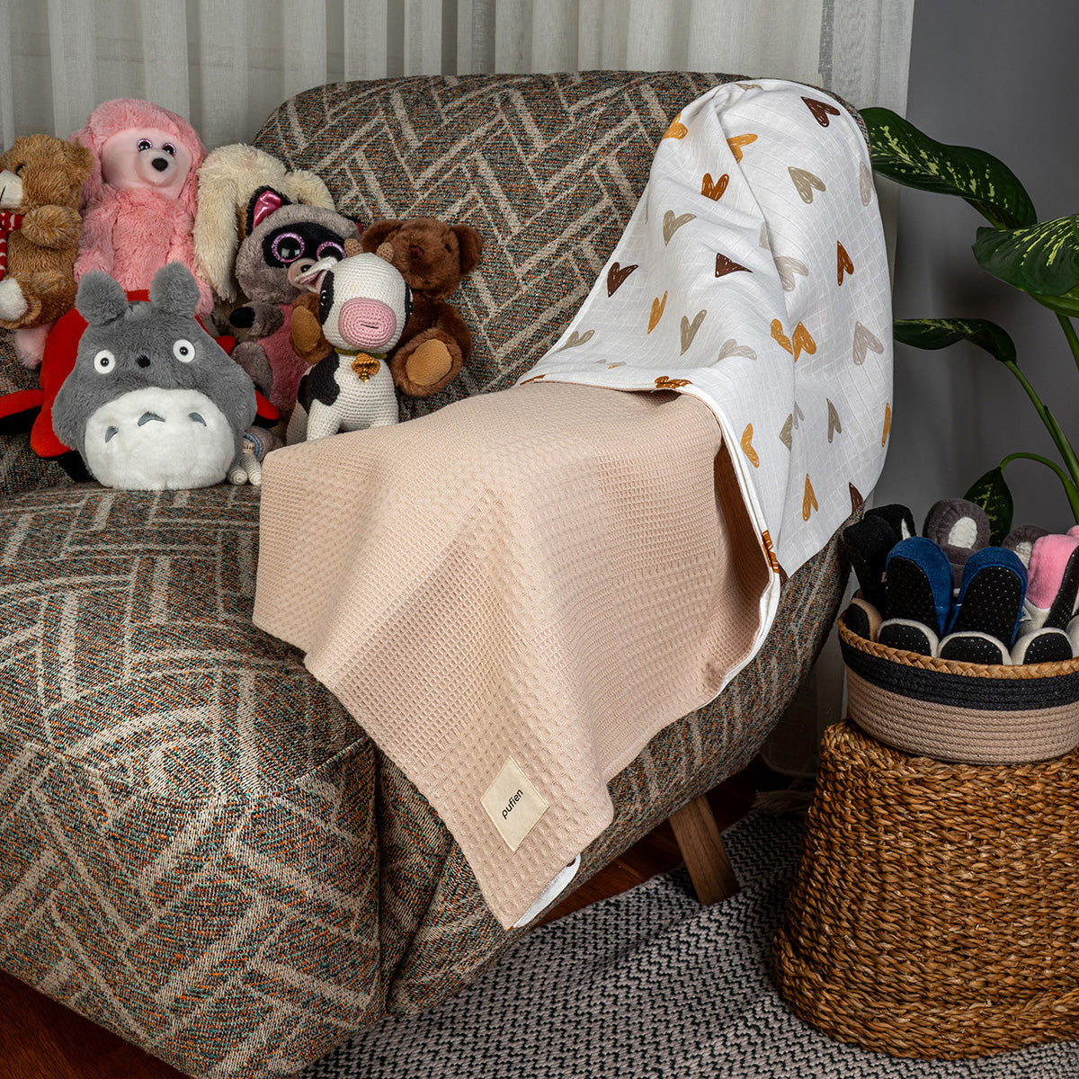 Beşik üzerine serilebilen bej  waffle örtü, kalp desenli