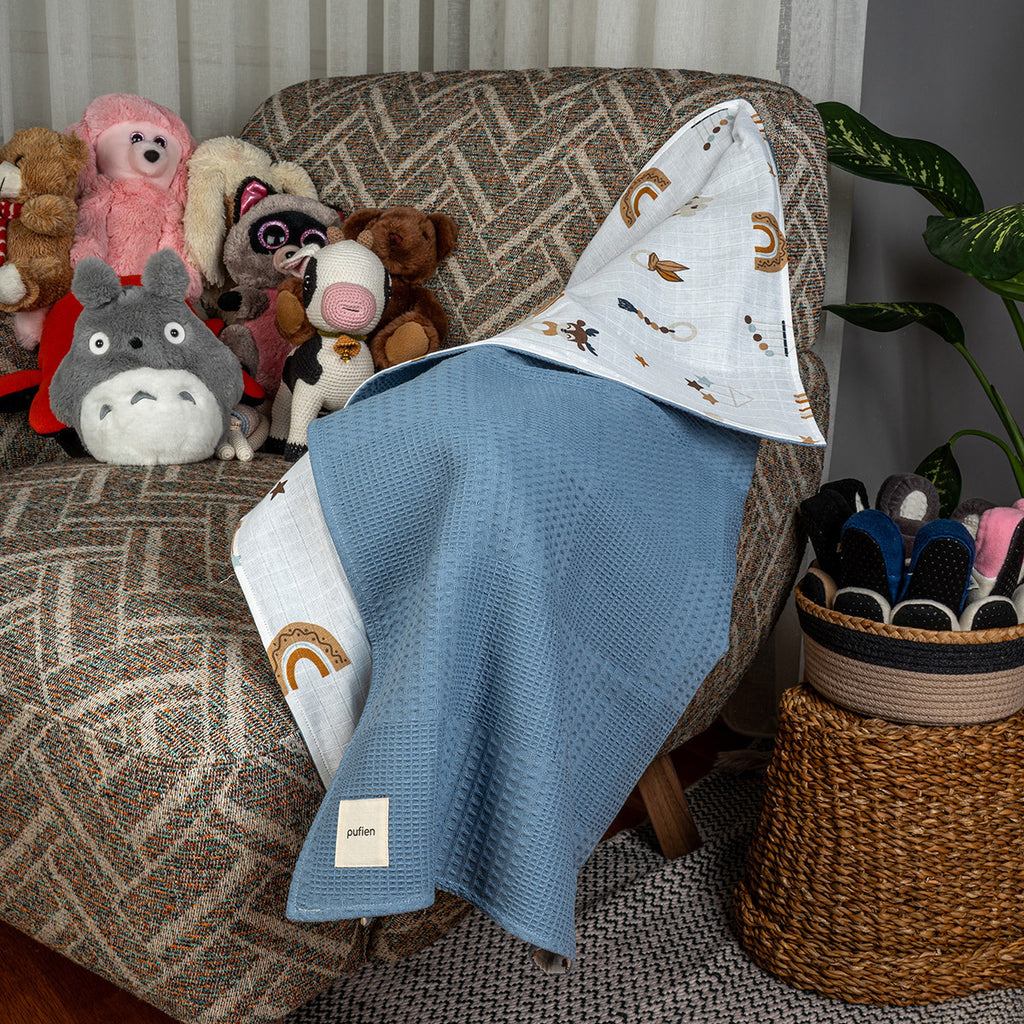 Beşik üzerine serilebilen indigo  müslin waffle örtü, gökkuşağı geyik desenli