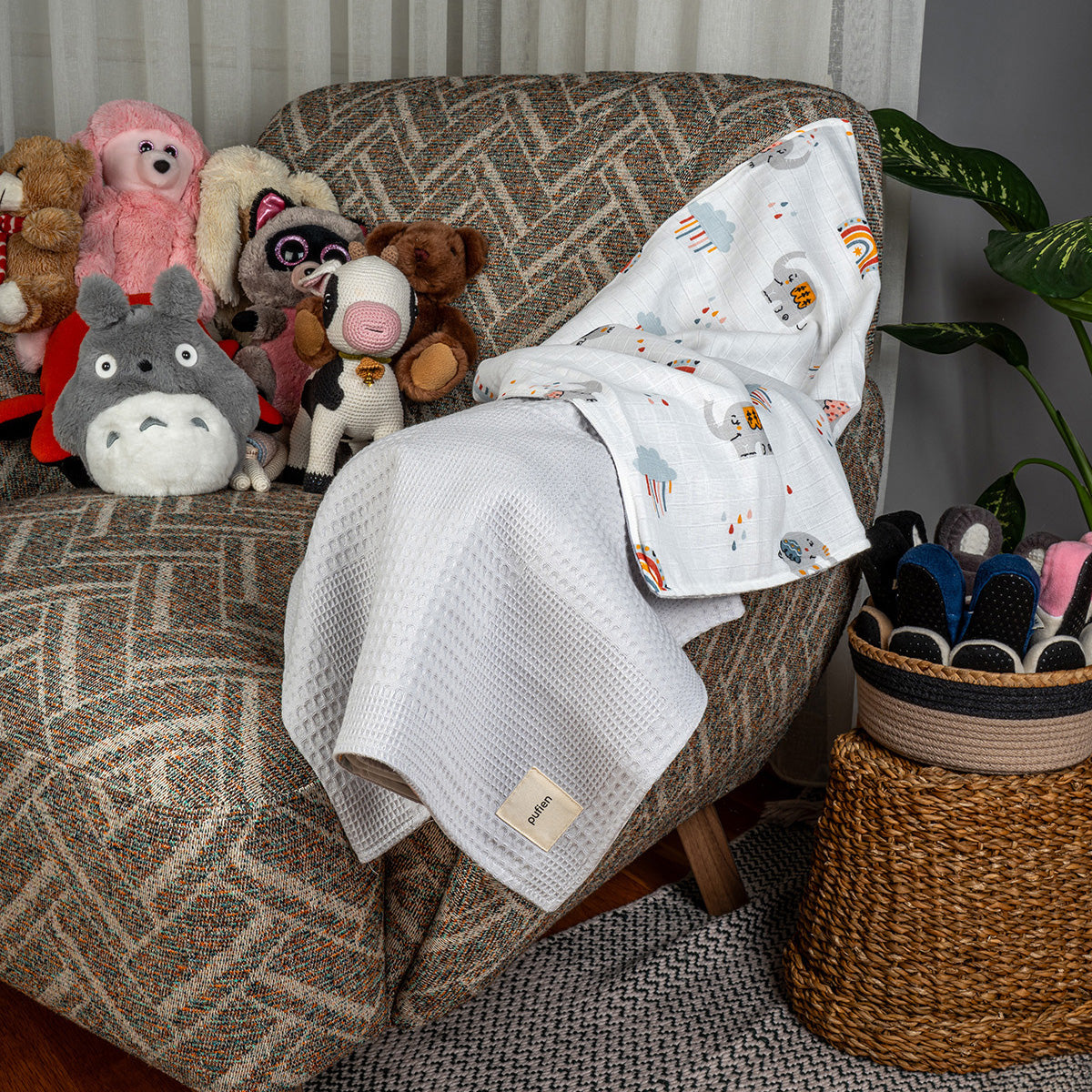 Beşik üzerine serilebilen gri waffle örtü, gökkuşağı desenli