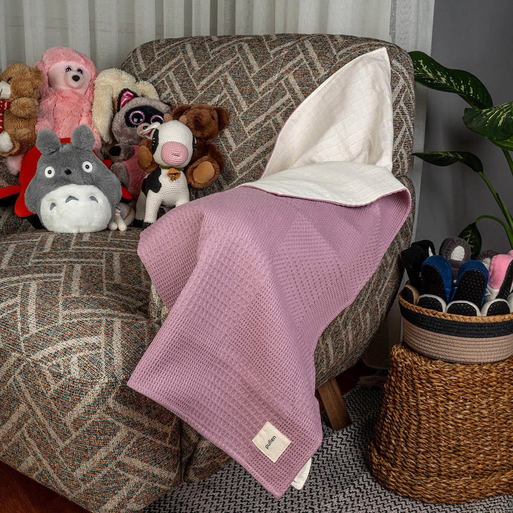 Beşik üzerine serilebilen violet waffle örtü, sade desenli