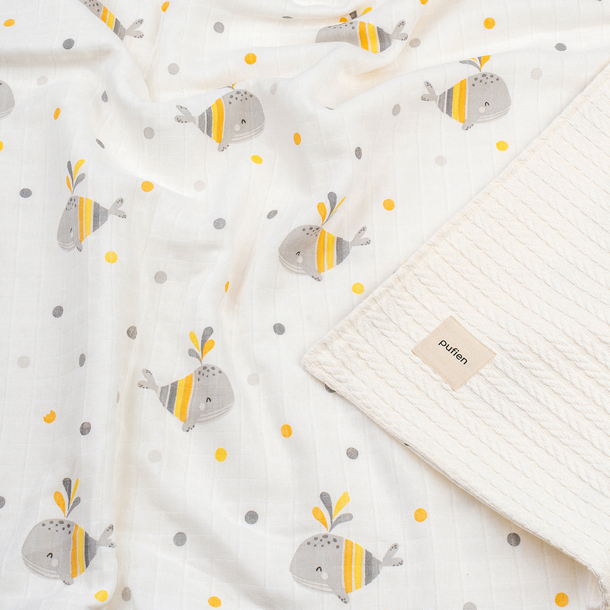 Beyaz örgü örtü, balina desenli detay