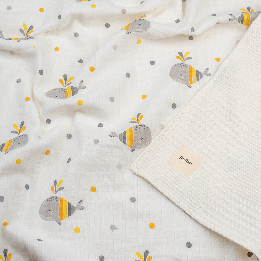 Beyaz müslin waffle örtü, balina desenli detay