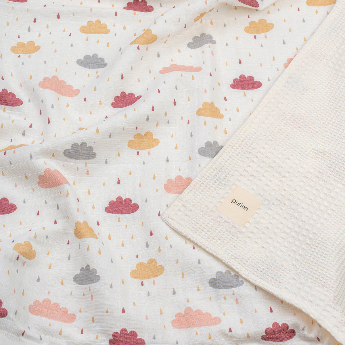 Beyaz müslin waffle örtü, bulut desenli detay