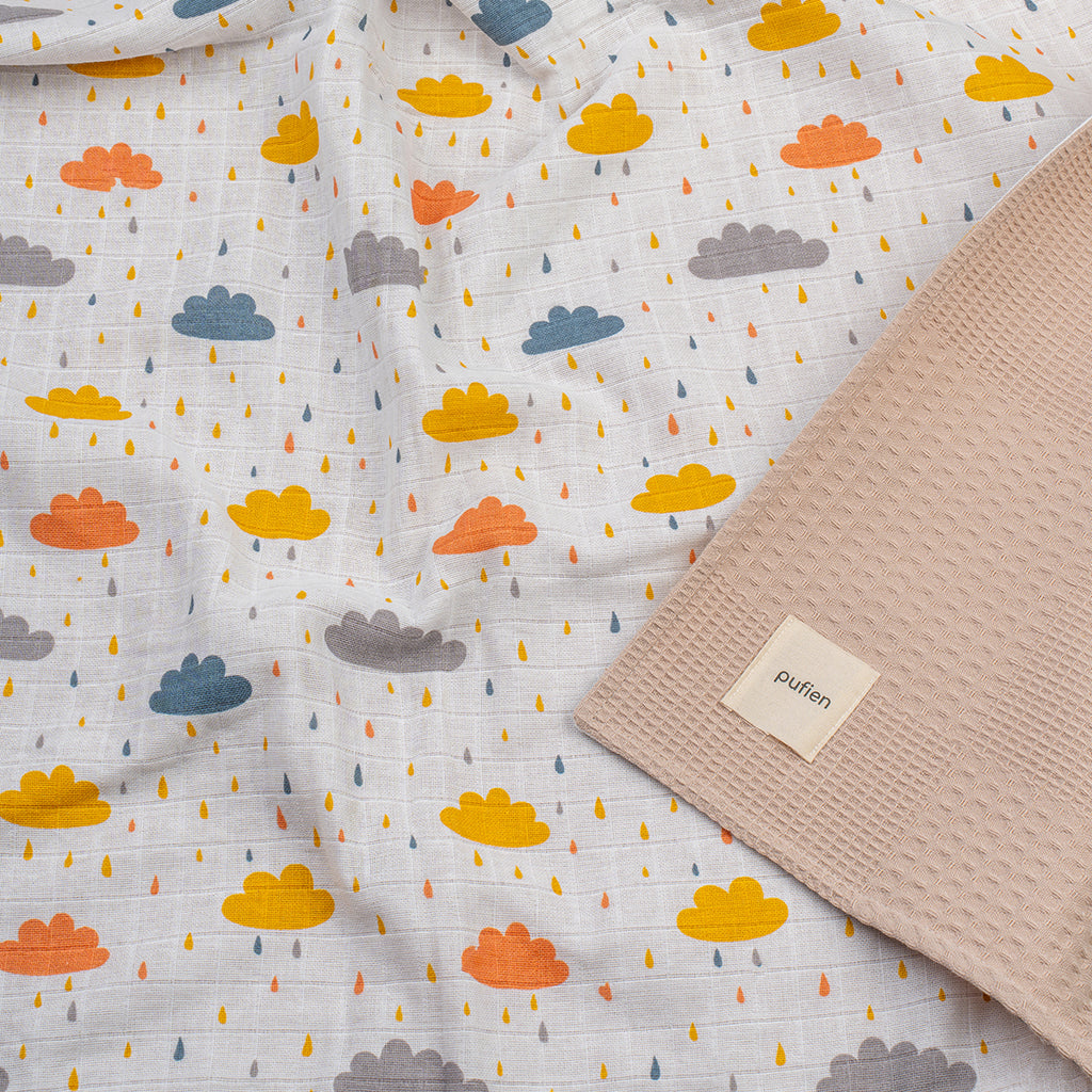 Bej waffle örtü, bulut desenli detay