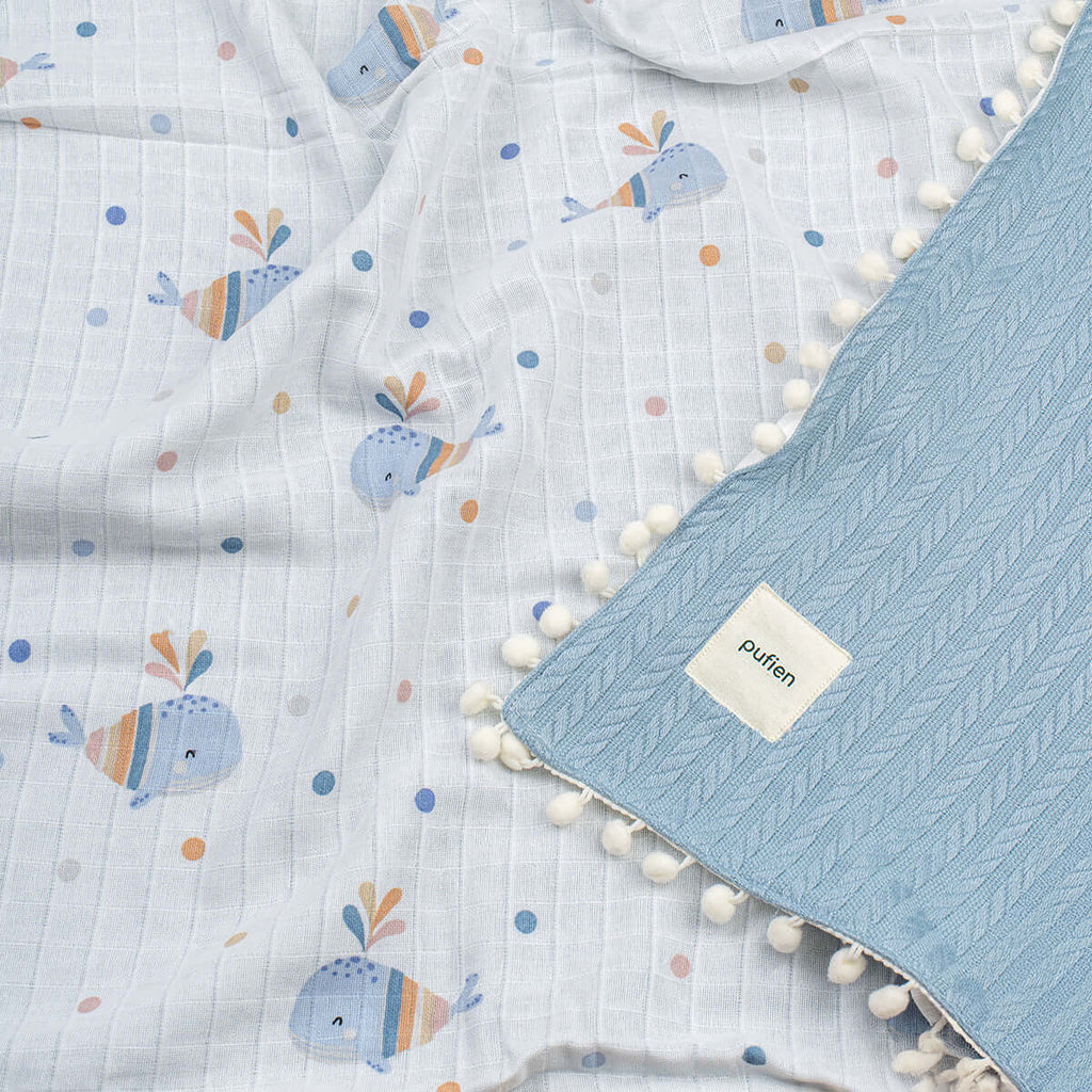 Mavi balina desenli ponponlu örgü örtü, balina desenli detay