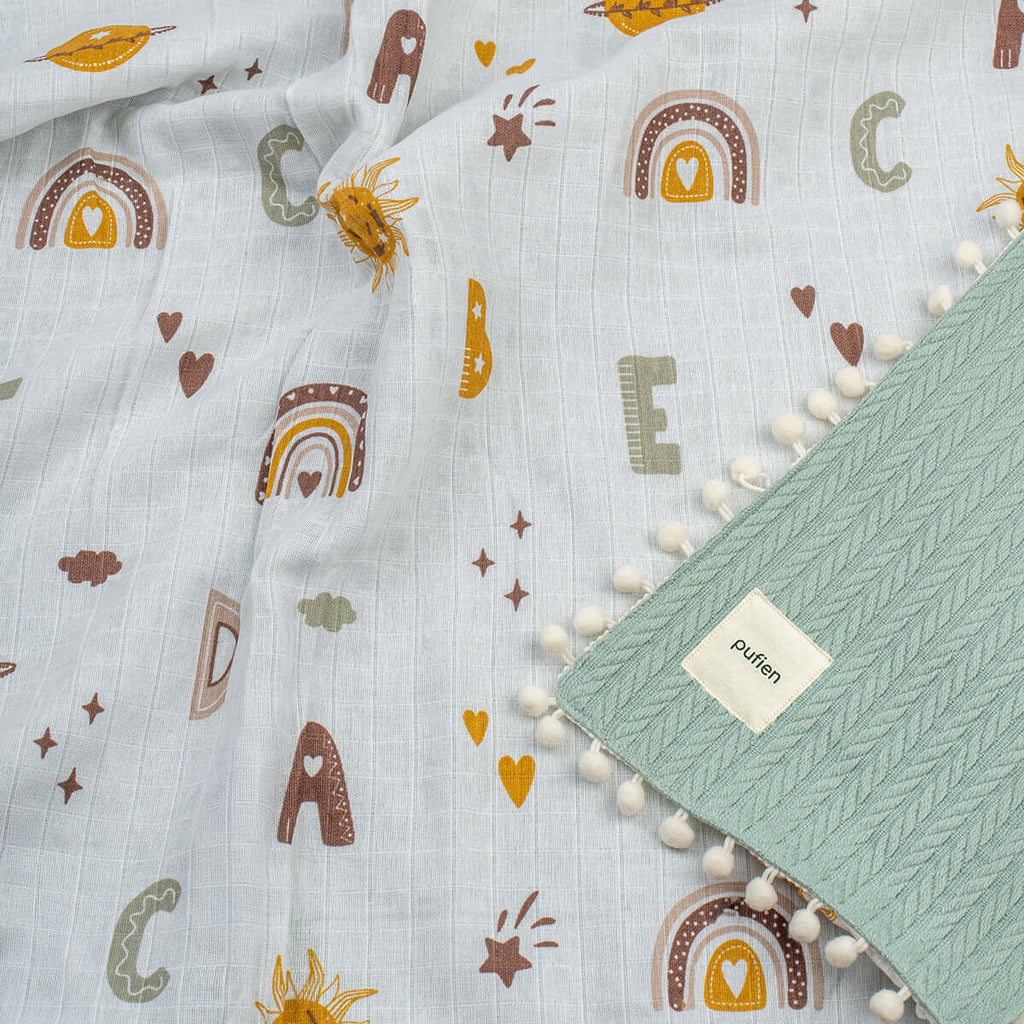 Ponponlu yeşil bebek örgü örtüsü, harf desenli detay