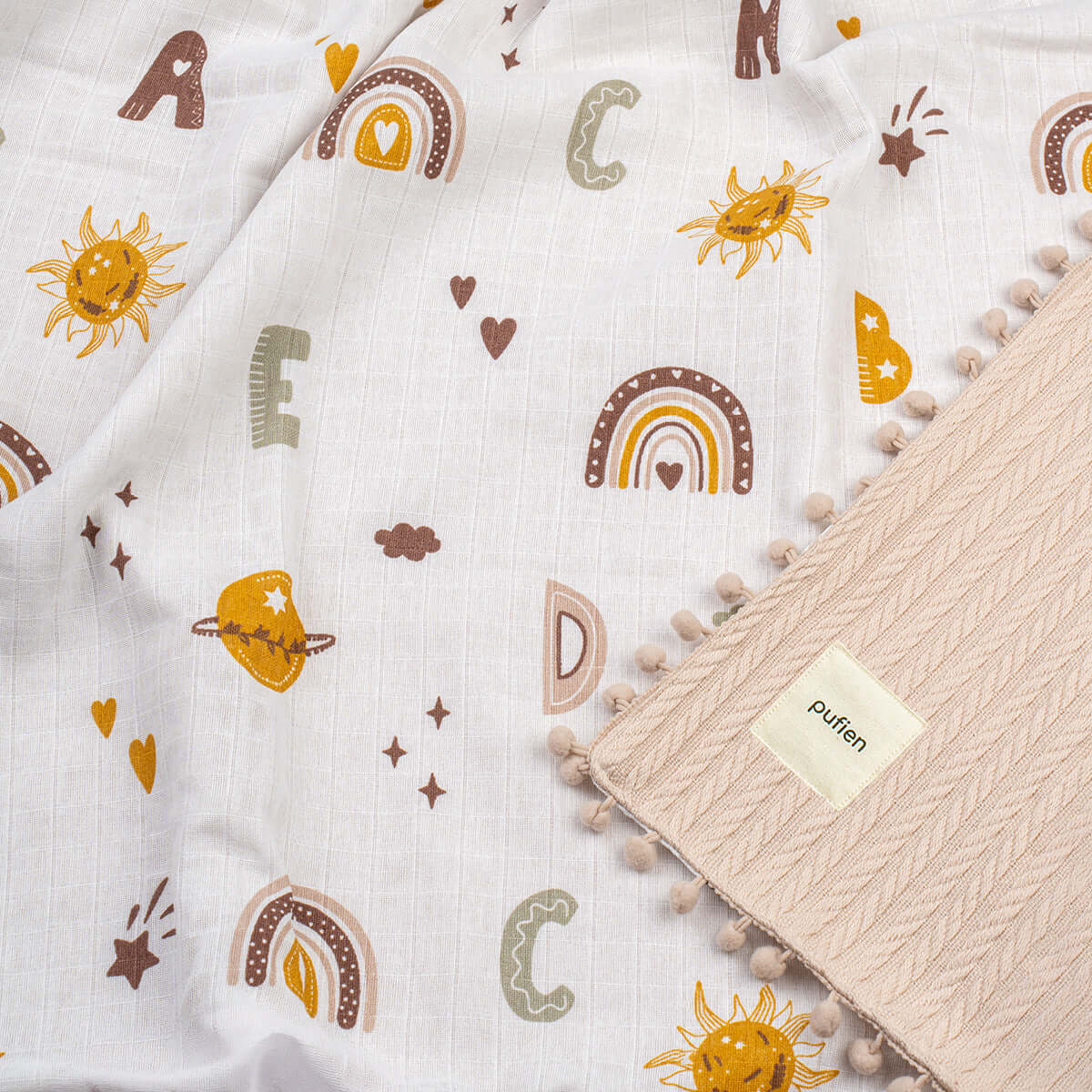 Ponponlu bej bebek örgü örtüsü, harf desenli detay