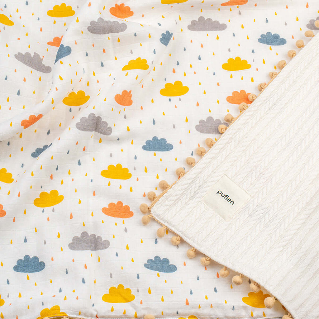 Ponponlu bulut desenli beyaz örgü örtü, bulut desenli detay