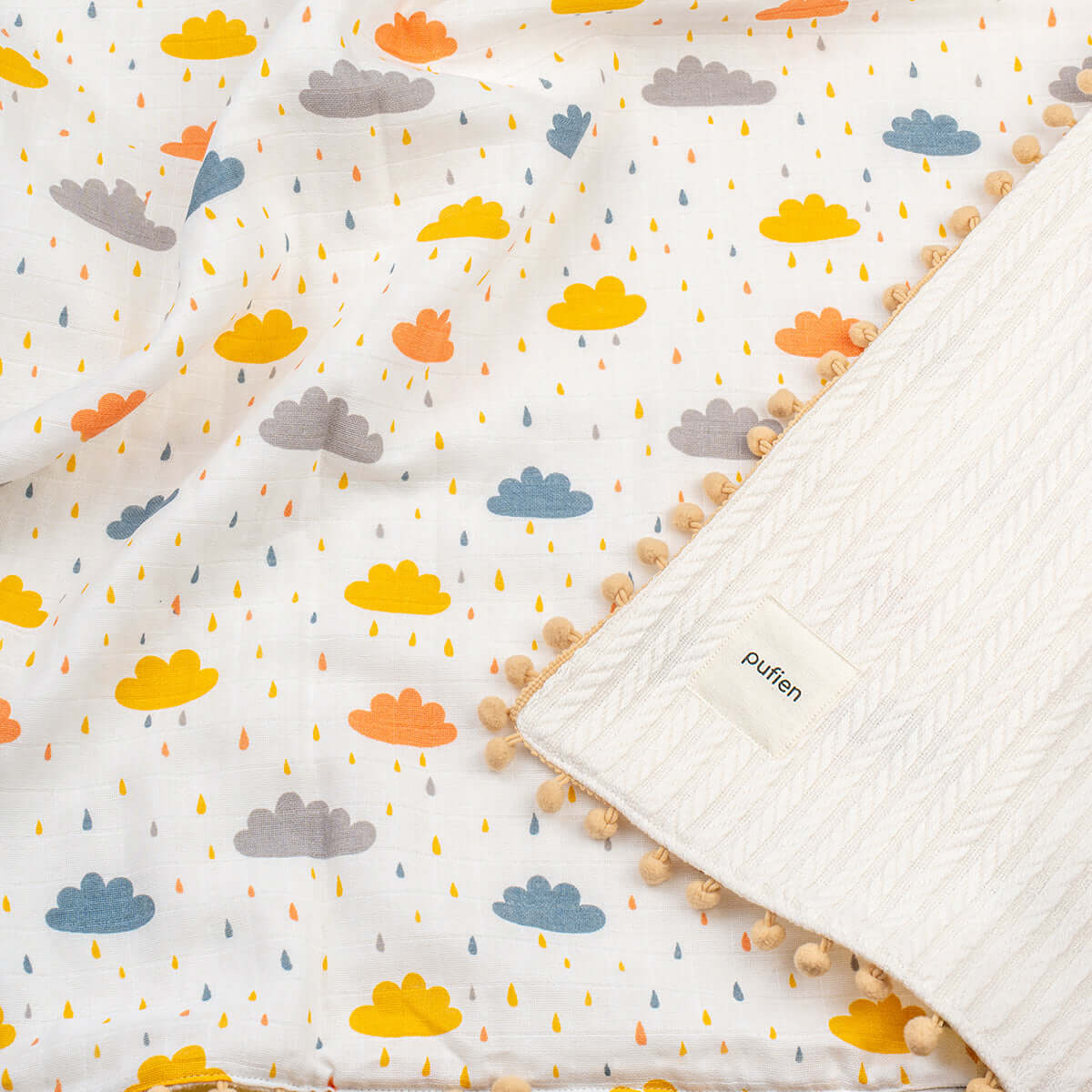 Ponponlu bulut desenli beyaz örgü örtü, bulut desenli detay
