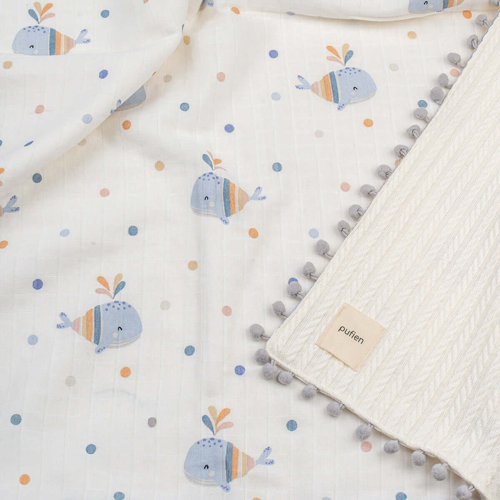 Beyaz balina desenli ponponlu örgü örtü, balina desenli detay