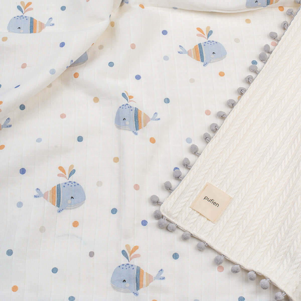 Beyaz balina desenli ponponlu örgü örtü, balina desenli detay