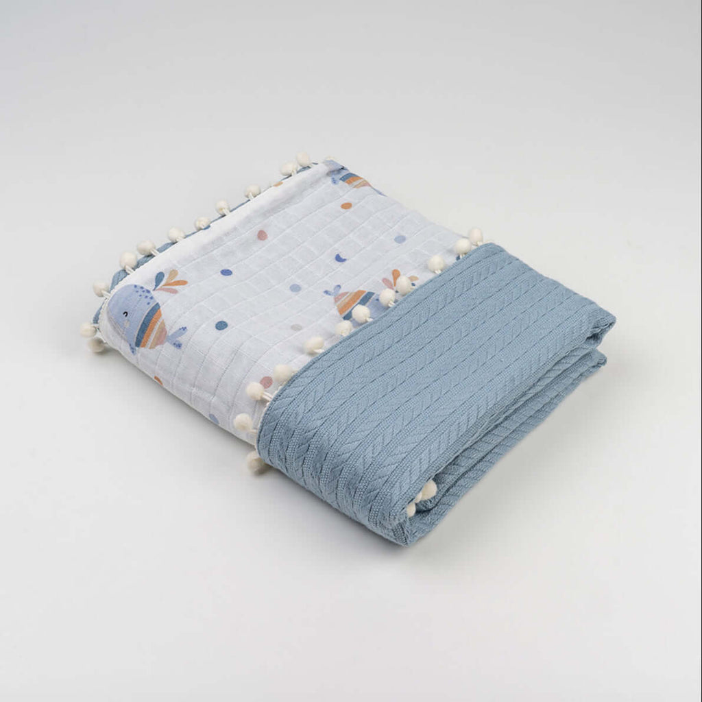  Katlanmış mavi balina desenli ponponlu örgü örtü