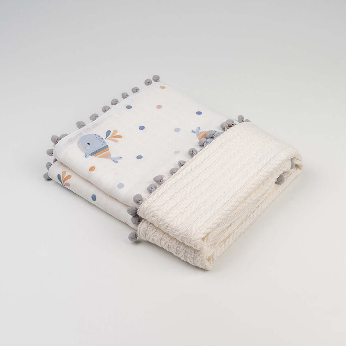 Katlanmış beyaz balina desenli ponponlu örgü örtü