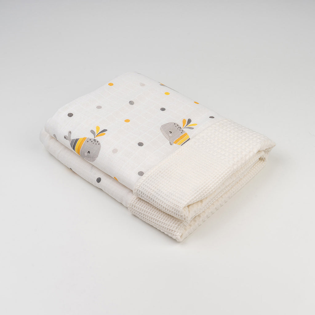 Katlanmış beyaz balina desenli müslin waffle örtü