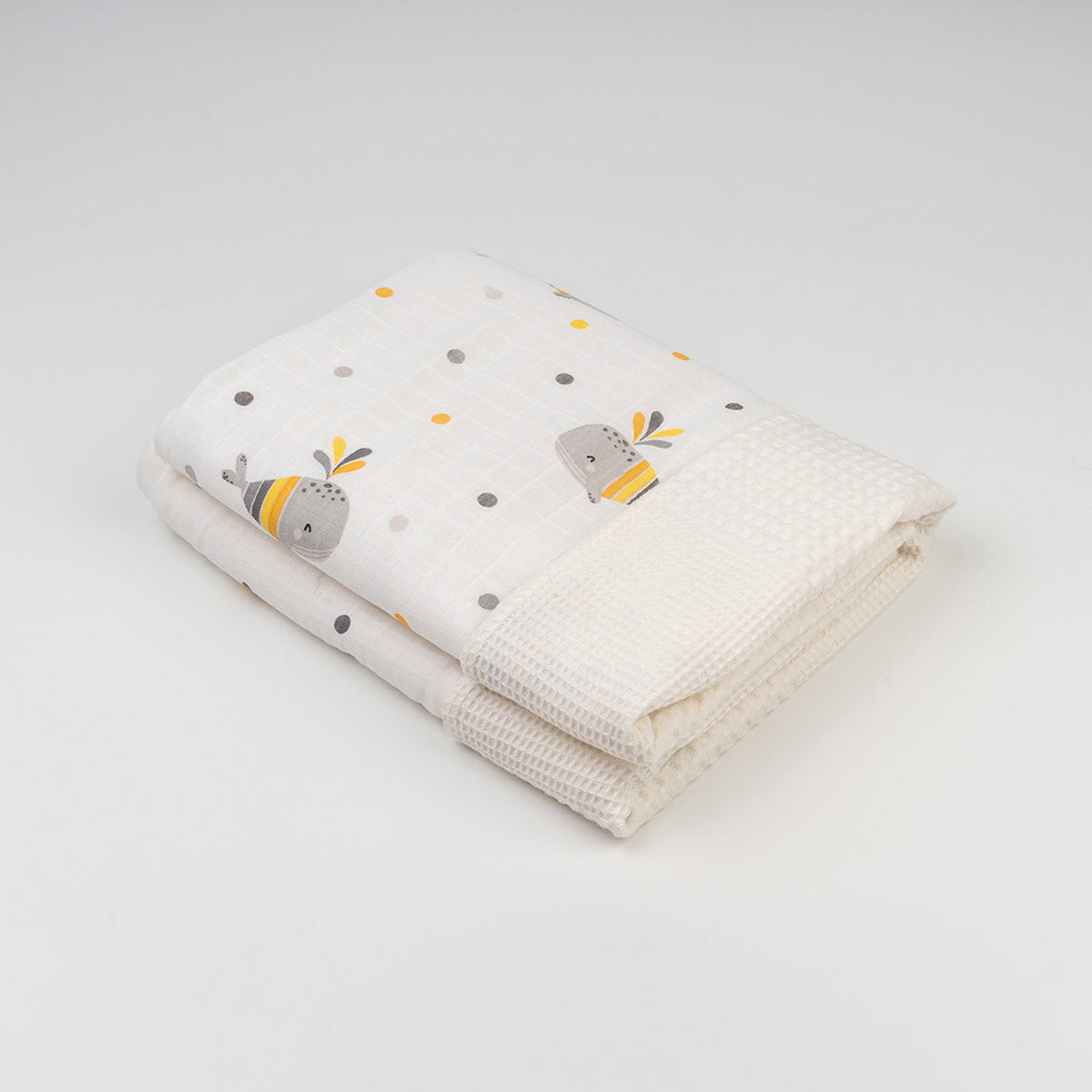 Katlanmış beyaz balina desenli müslin waffle örtü