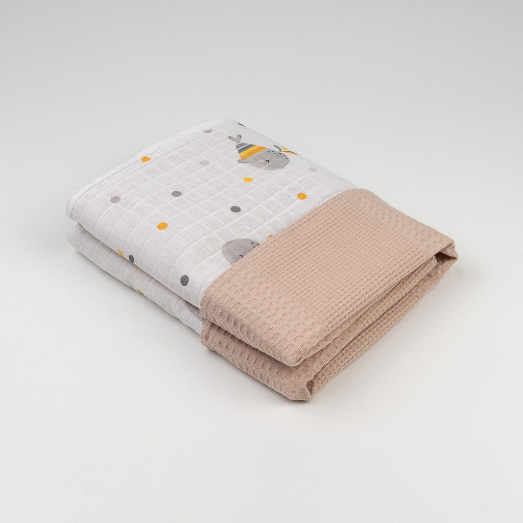 Katlanmış bej balina desenli müslin waffle örtü