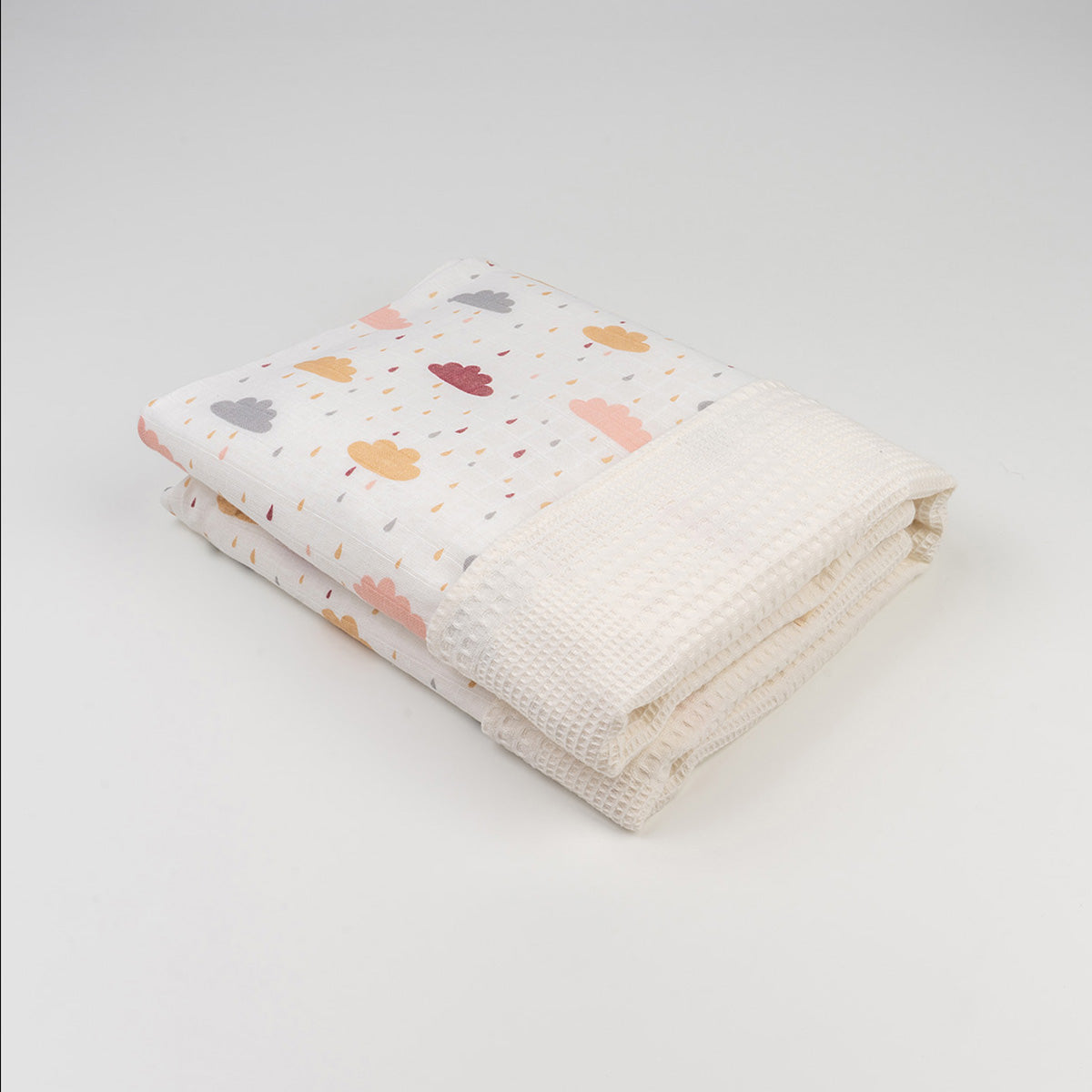 Katlanmış beyaz bulut desenli müslin waffle örtü