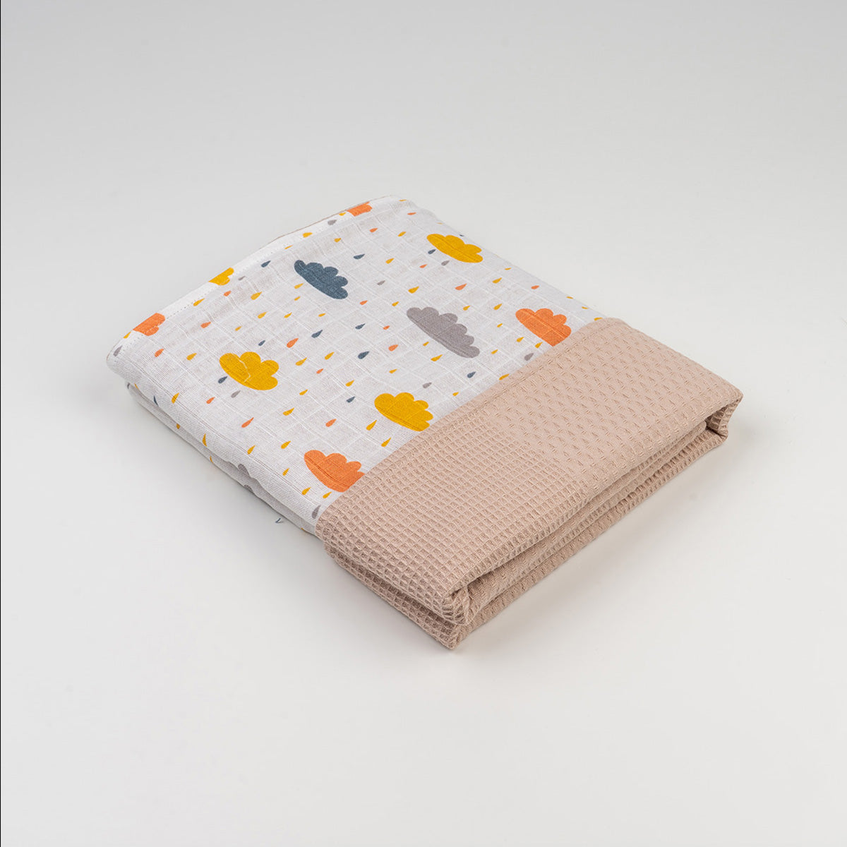 Katlanmış bej bulut desenli waffle örtü