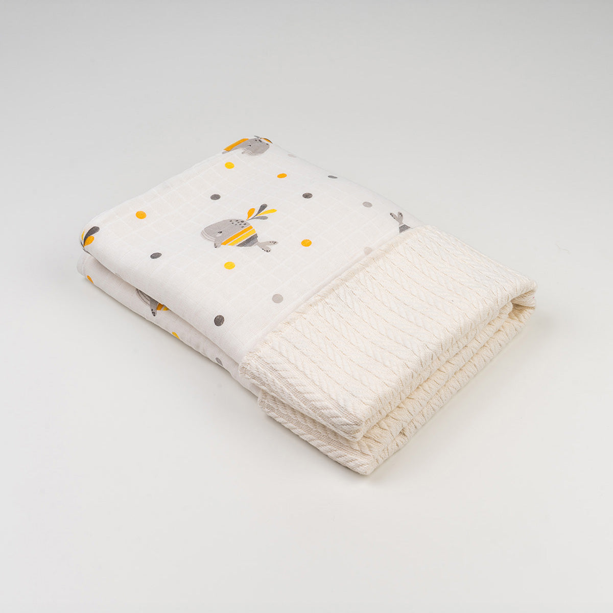 Katlanmış beyaz balina desenli örgü örtü, 90x115 cm