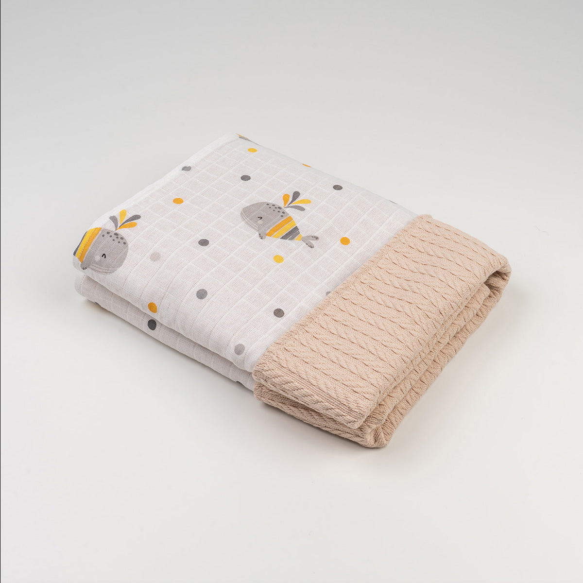 Katlanmış bej balina desenli örgü örtü, 90x115 cm