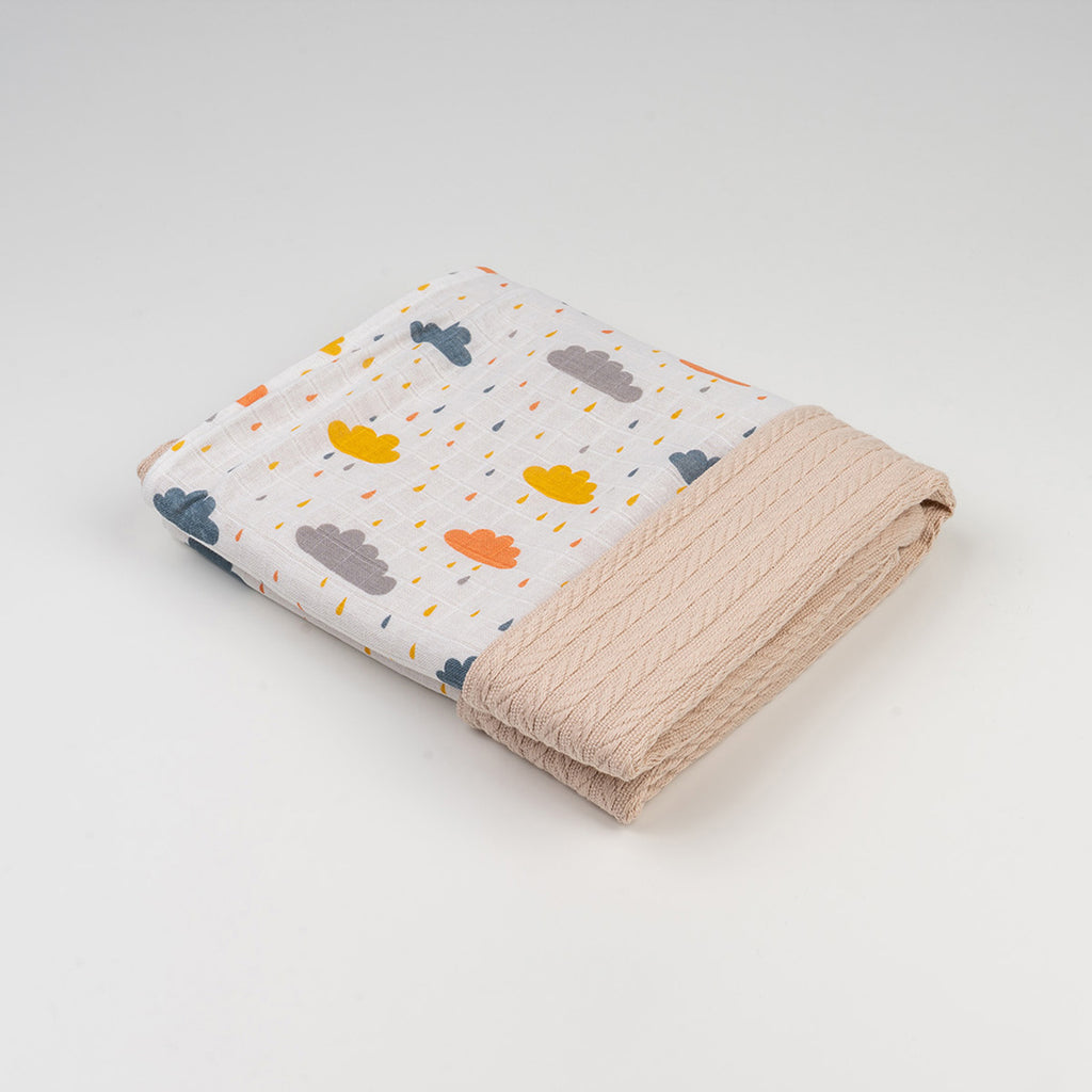 Katlanmış bej turuncu bulut desenli örgü örtü, 90x90 cm