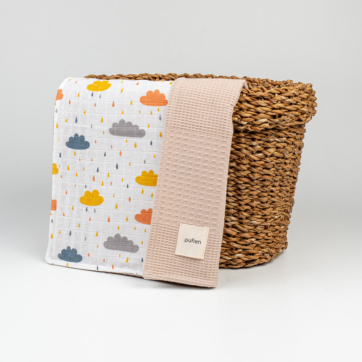 Bulut desenli bej waffle örtü