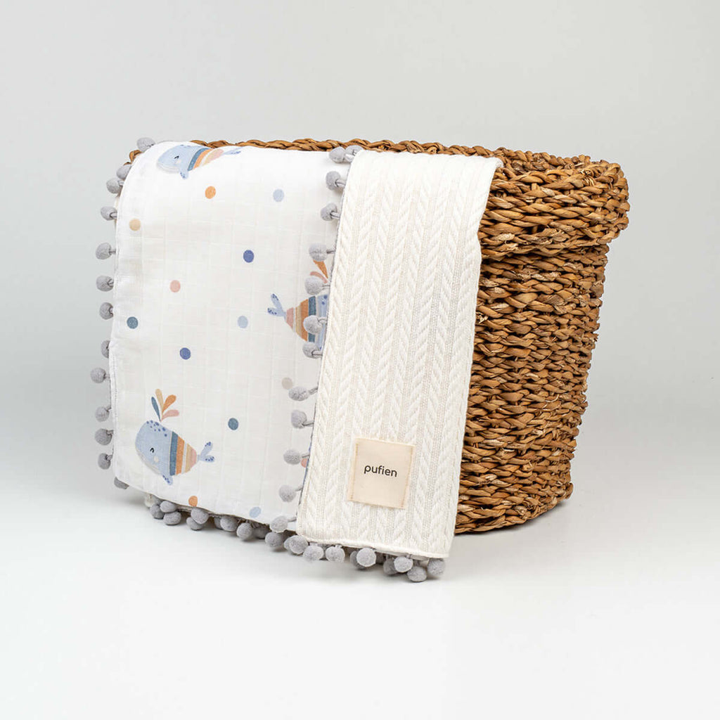 Balina desenli beyaz örgü örtü, 90x90 cm, ponpon detaylı