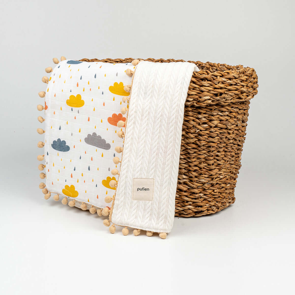 Bulut desenli beyaz örgü örtü, 90x90 cm, ponpon detaylı