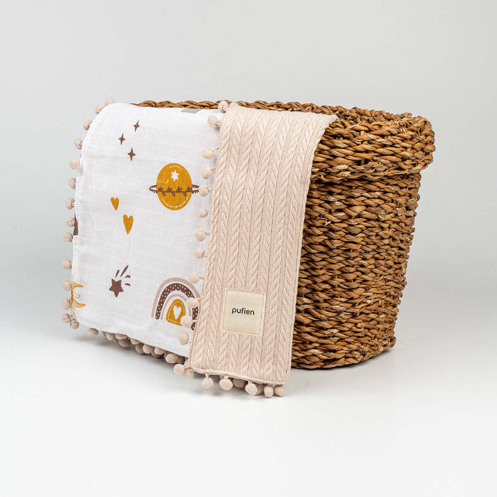 Bej harf desenli örgü bebek örtüsü, ponpon detaylı, 90x90 cm