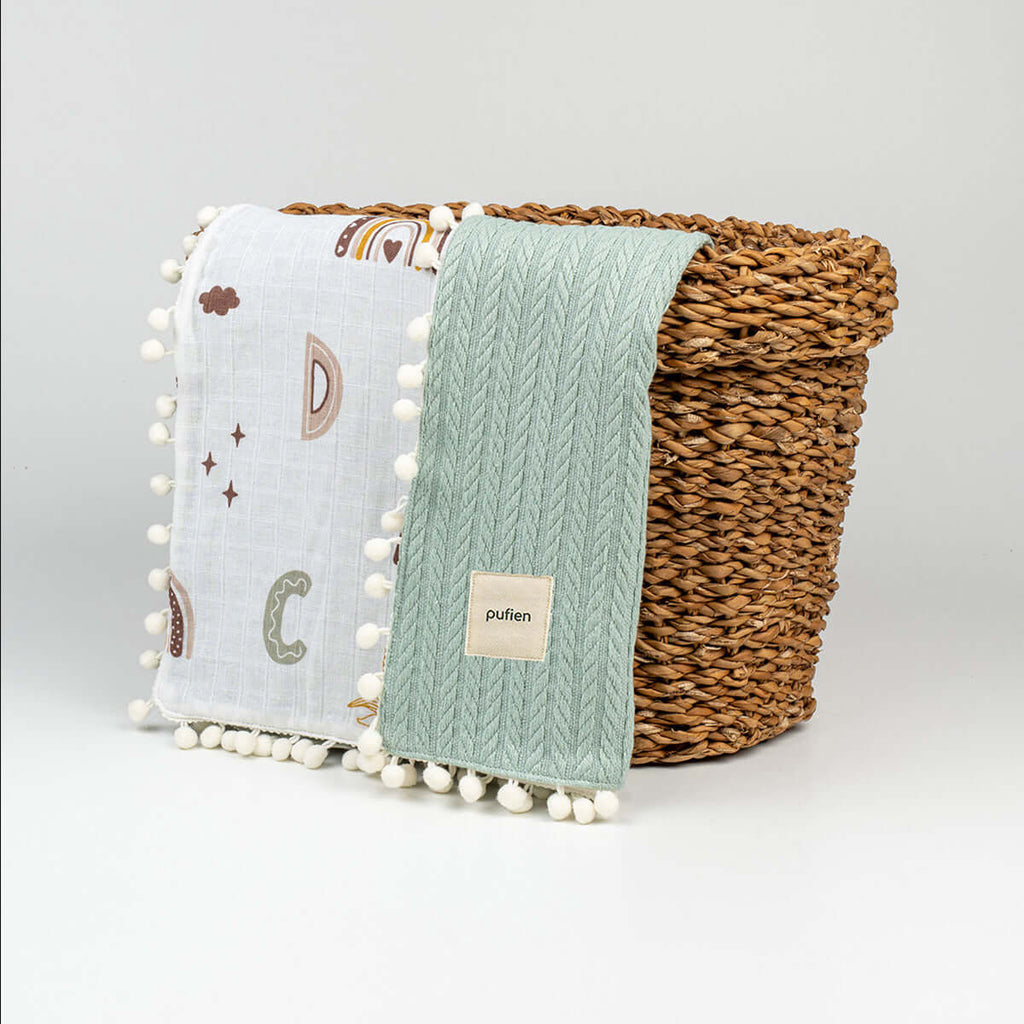 Yeşil harf desenli örgü örtü, 90x90 cm, ponpon detaylı