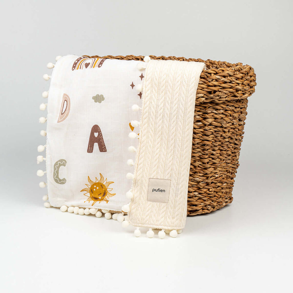 Ekru renk ponponlu örgü örtü, harf desenli, 90x90 cm