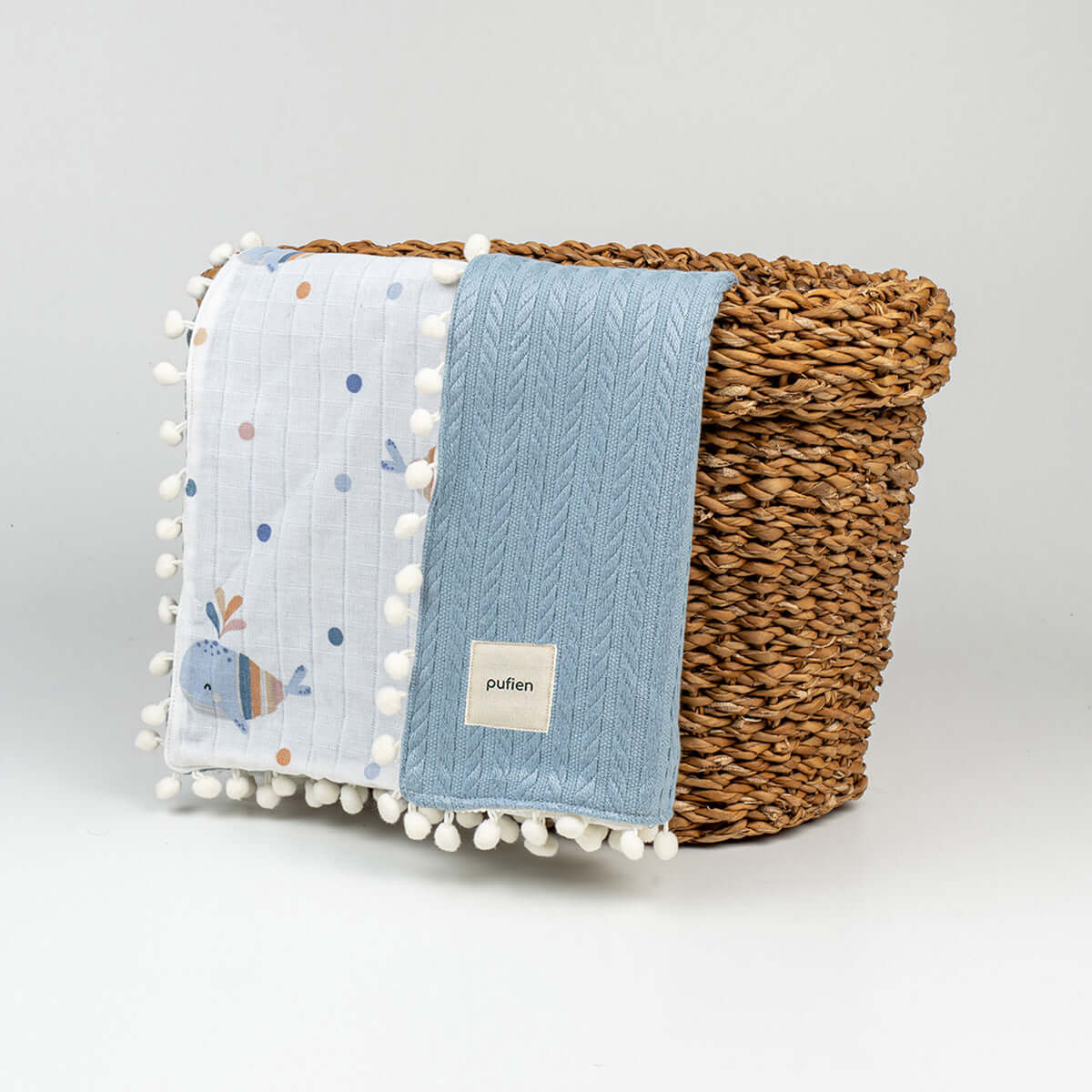 Balina desenli mavi örgü örtü, 90x90 cm, ponpon detaylı
