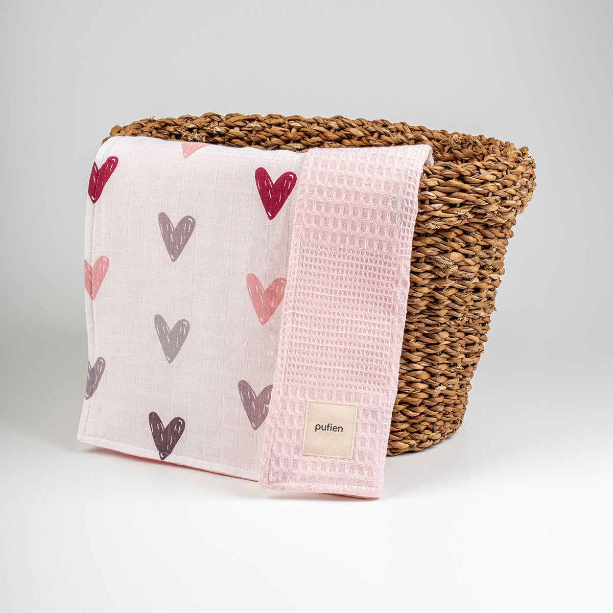 Kalp desenli pembe waffle örtü