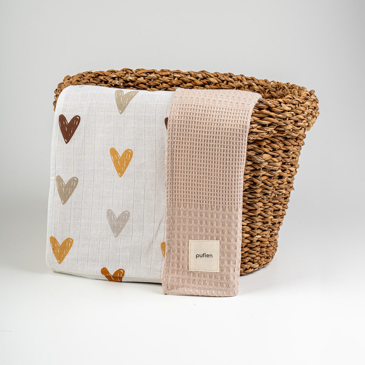 Kalp desenli bej waffle örtü